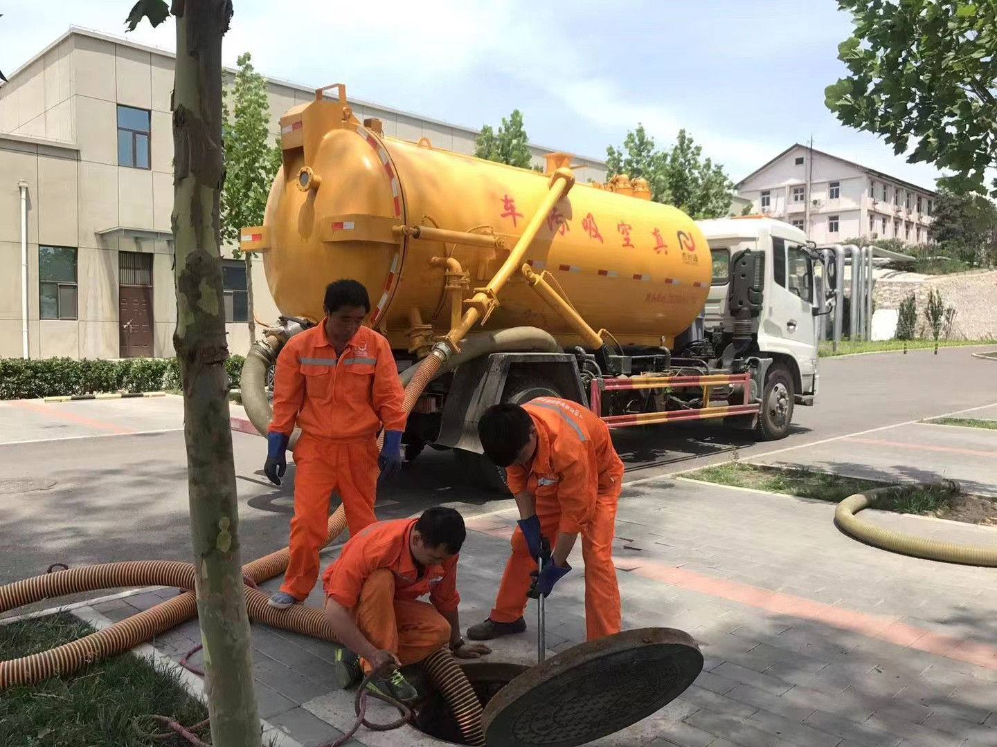 玉溪管道疏通车停在窨井附近