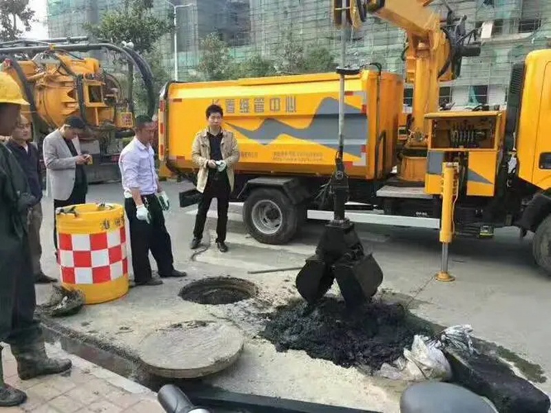 玉溪街道：网格员化身“清道夫”，为民解忧疏通“堵心”化粪池