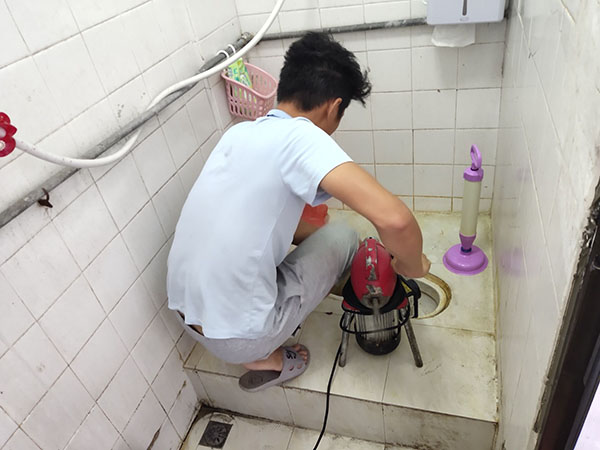 玉溪肥皂掉到马桶里把马桶堵住了怎么办？马桶堵住了怎么办