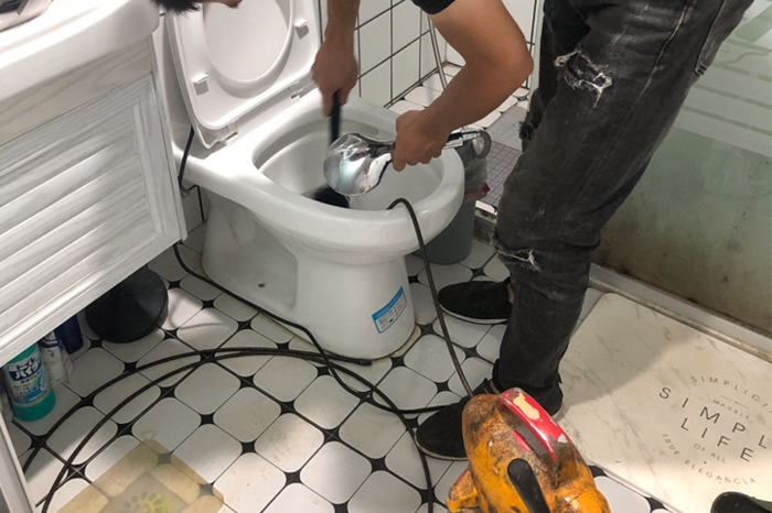 玉溪马桶堵塞自己疏通还是找师傅?专业上门服务让你省时更省心